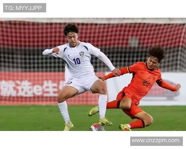 足球明星因争议判罚情绪失控一脚踢晕裁判引发赛场风波